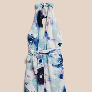 Halter dress. Beautiful flowing material with a belt accent “